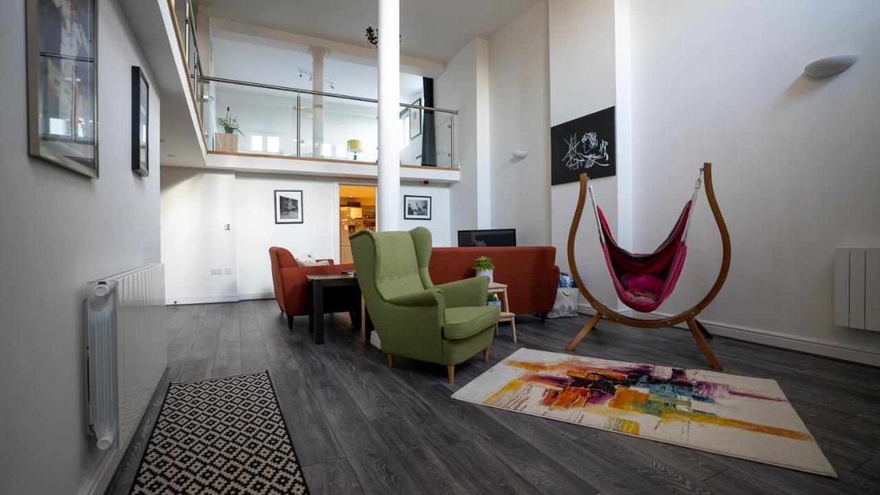 Stunning Mezzanine Near Centre Apartment *